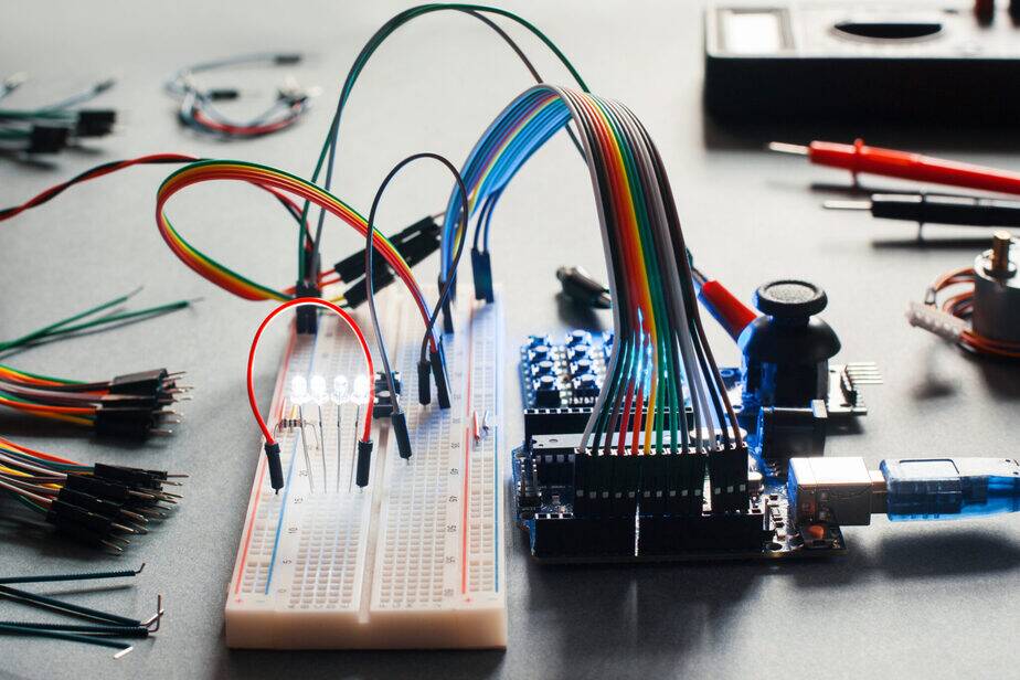 Electronic-component-connected-with-breadboard